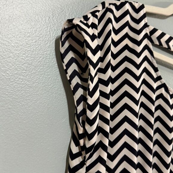 Candie’s Woman’s Cut Out‎ Back Chevron Sheath Dress Size Large with Pockets! - Picture 4 of 12